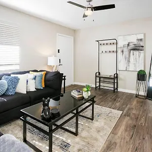 https://desert-skyline-apt-w-pool-more.hotelsofphoenix.com